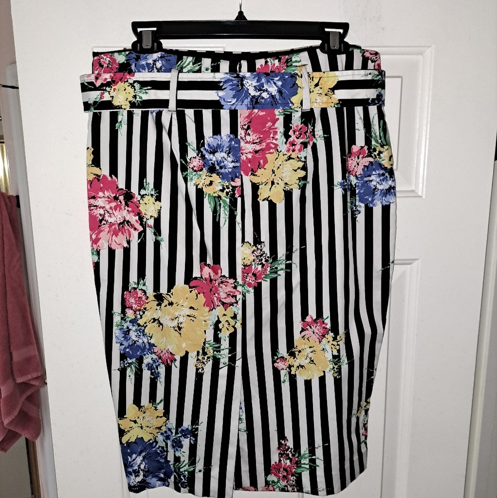 New York and Company Skirt - Picture 4 of 9